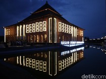 Gemerlapnya Masjid Syarif Abdurachman di Makam Sunan Gunung Jati