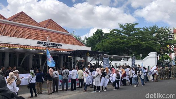 Massa pedagang Teras Malioboro 2 menggeruduk Kompleks Kepatihan, Kamis (14/12/2023).