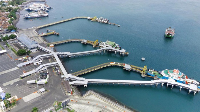 Foto udara suasana di Palabuhan Ketapang Banyuwangi, Jawa Timur, Kamis (14/12/2023). PT ASDP Indonesia Ferry menyiapkan Pelabuhan Jangkar di Situbondo mulai 15 Desember untuk pengalihan pelayanan kendaraan besar atau golongan VII tujuan Pelabuhan Lembar (NTB) selama periode Angkatan Natal dan Tahun Baru 2023/2024, sedangkan Pelabuhan Ketapang akan difokuskan untuk kendaraan kecil pada periode posko. ANTARA FOTO/Budi Candra Setya/foc.