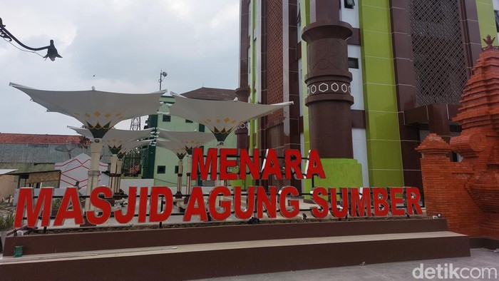 Menara Masjid Agung Sumber Kabupaten Cirebon.
