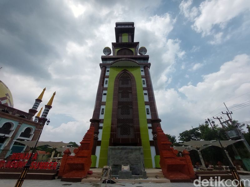 Menara Masjid Agung Sumber Kabupaten Cirebon.