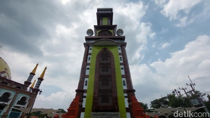 Menara Masjid Agung Sumber Kabupaten Cirebon.