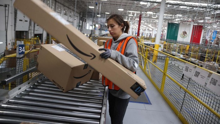 Mengintip Amazon Fulfillment Center di Meksiko A view of the Amazon Fulfillment Center during a media tour ahead of the holiday season in Tepotztlan, Mexico December 13, 2023. REUTERS/Gustavo Graf