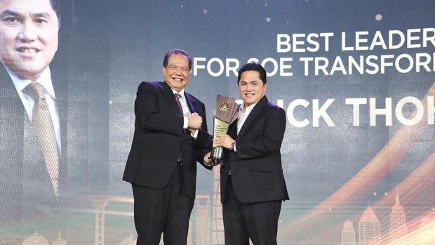 Menteri Badan Usaha Milik Negara (BUMN) Erick Thohir memperoleh penghargaan Best Leader for SOE Transformation dalam CNBC Indonesia Awards 2023.