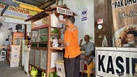 Warung mie itu terkenal legendaris, karena sudah sejak tahun 1970-an. Mie Kopyok Pak Dhuwur pertama kali didirikan oleh pria bernama Harso Dinomo. Foto: detikcom