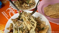Harganya yang terjangkau dan rasanya yang lezat membuat Mie Kopyok Pak Dhuwur ini jadi kuliner yang diincar oleh masyarakat setempat maupun wisatawan. Foto: detikcom