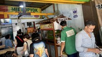 Penyebutan Pak Dhuwur sendiri berasal dari panggilan para langganan karena melihat perawakan Harso yang tinggi. Foto: detikcom