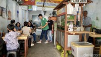 Setelah pendirinya meninggal dunia, usaha mie kopyok tersebut kemudian diteruskan oleh anaknya, Sunarno yang dibantu oleh saudara dan beberapa karyawannya. Foto: detikcom