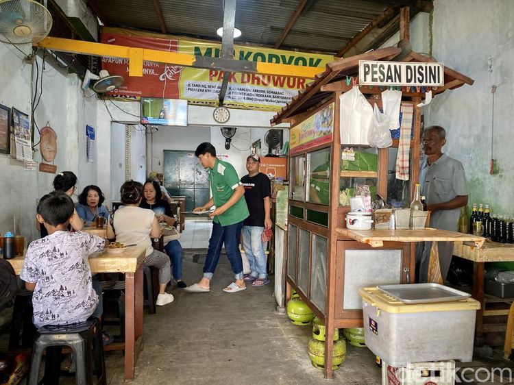 Gurih Sedap Mie Kopyok Pak Dhuwur yang Eksis Sejak 53 Tahun Lalu