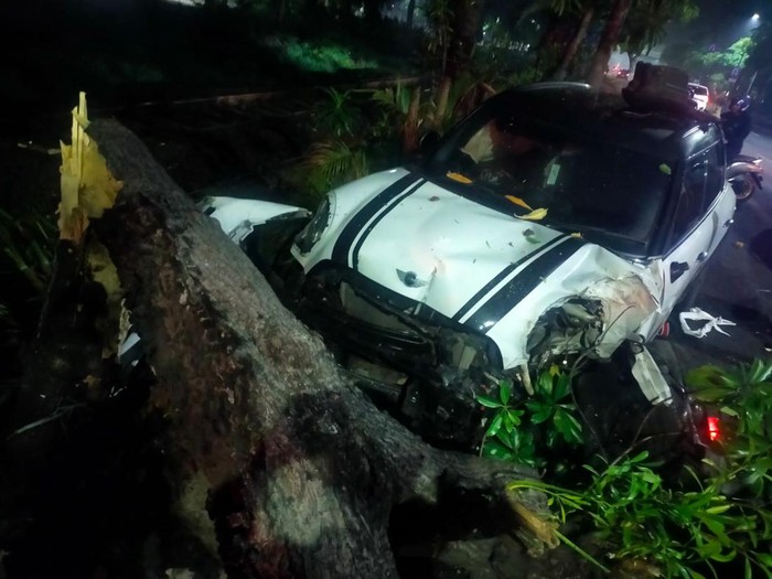 Mini Cooper ringsek tabrak mobil hingga pohon di Surabaya