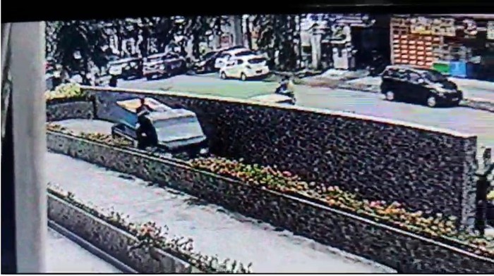 Mobil pikap yang diduga larikanmayat dari Unpri Medan. (Foto: Tangkapan layar video viral)