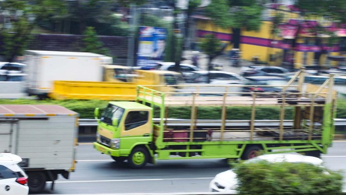 Mobilitas Truk Bakal Dibatasi Saat Libur Nataru Angkutan barang akan dibatasi selama libur Natal dan tahun baru 2024 (Nataru). Kebijakan ini bertujuan untuk mengurangi kemacetan lalu lintas selama periode tersebut.