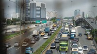 Angkutan barang melintas di Tol JORR, Jakarta, Kamis (14/12/2023). Selama libur Nataru, angkutan barang bakal dibatasi untuk mengurangi kemacetan lalu-lintas.