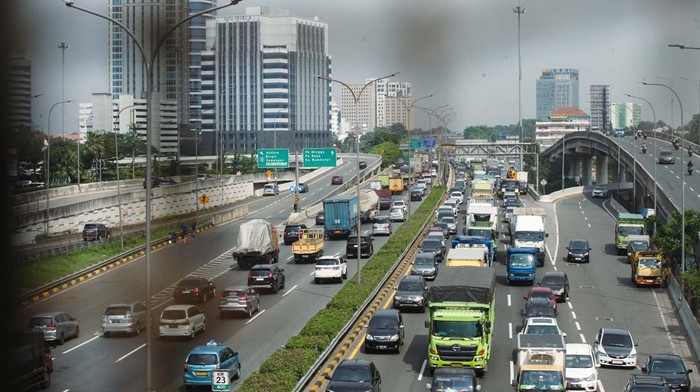 Angkutan barang akan dibatasi selama libur Natal dan tahun baru 2024 (Nataru). Kebijakan ini bertujuan untuk mengurangi kemacetan lalu lintas selama periode tersebut.