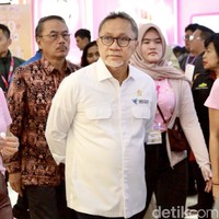 Zulkifli bersama CEO Female Daily Hanifa Ambadar dan Direktur Operasional Female Daily Novita Imelda membuka Jakarta X Beauty 2023 dengan seremonial pengguntingan pita. Zulkifli juga sempat menyampaikan rasa bangganya terhadap produk lokal yang kini semakin banyak dan kualitasnya tidak kalah dengan produk asing.