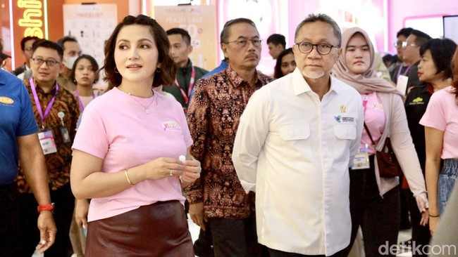 Zulkifli bersama CEO Female Daily Hanifa Ambadar dan Direktur Operasional Female Daily Novita Imelda membuka Jakarta X Beauty 2023 dengan seremonial pengguntingan pita. Zulkifli juga sempat menyampaikan rasa bangganya terhadap produk lokal yang kini semakin banyak dan kualitasnya tidak kalah dengan produk asing.