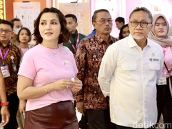 Momen Zulhas Asyik Belanja di Jakarta  X Beauty 2023