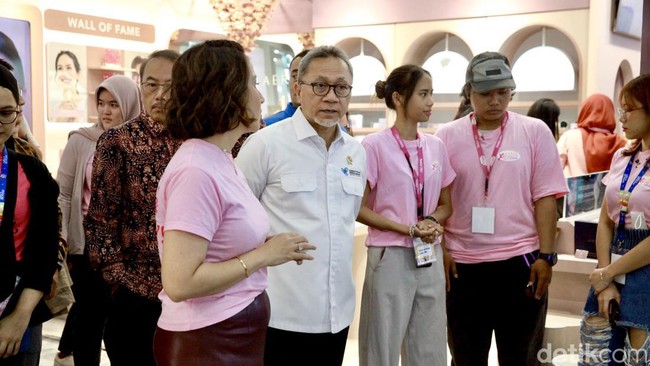 Zulkifli pun antusias melihat-lihat booth kecantikan.