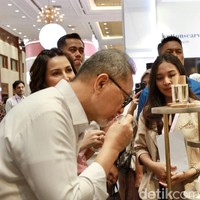 Dia menyempatkan belanja dua parfum dari brand lokal lokal, juga mampir ke booth sampo dan membeli tiga produk. Pria yang akrab disapa Zulhas ini kemudian membagikan tiga sampo tersebut ke pengunjung di area tersebut.