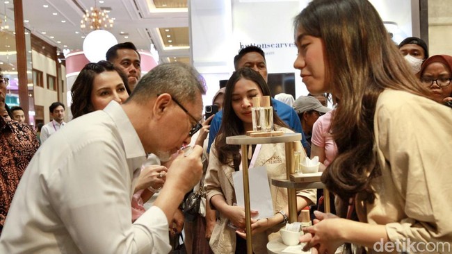 Dia menyempatkan belanja dua parfum dari brand lokal lokal, juga mampir ke booth sampo dan membeli tiga produk. Pria yang akrab disapa Zulhas ini kemudian membagikan tiga sampo tersebut ke pengunjung di area tersebut.