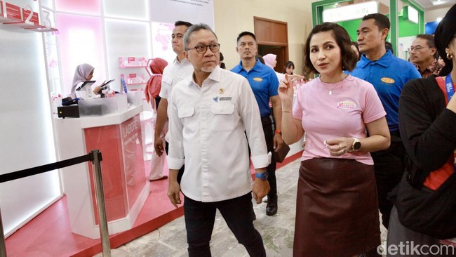 Mendag Zulhas terlihat mengunujungi pembukaan gelaran kecantikan terbesar Jakarta X Beauty 2023.