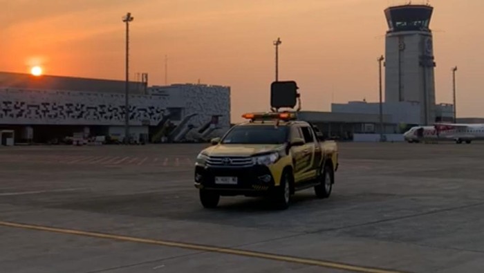 Foto pihak Bandara Semarang menghalau burung dengan suara berfrekuensi tinggi dari pengeras suara di atas mobil.