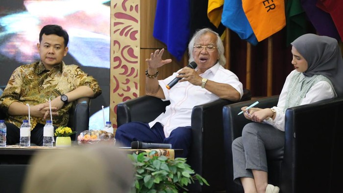 Orasi Ilmiah Menyoal Independensi Media Massa Wartawan senior Panda Nababan mengisi orasi ilmiah di Aula Bhinneka Tunggal Ika,
Universitas Pembangunan Nasional βVeteranβ Jakarta, Selasa (12/12/2023) yang berjudul βMenyoal
Indepensi Media Massa dalam Pilpres 2023β. Acara tersebut juga menghadirkan penanggap dari Dosen
Ilmu Politik, UPN βVeteranβ Jakarta, M. Prakoso Aji.