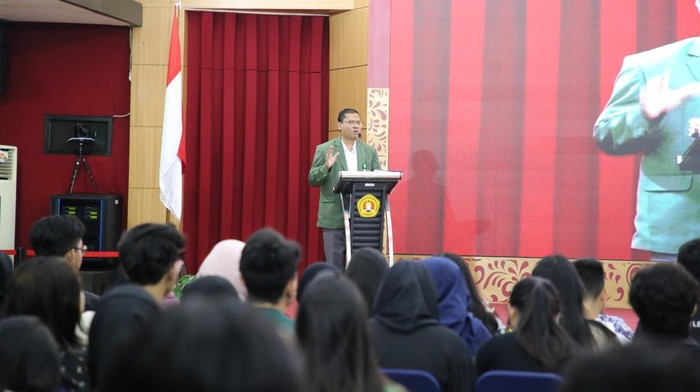 Orasi Ilmiah Menyoal Independensi Media Massa Wartawan senior Panda Nababan mengisi orasi ilmiah di Aula Bhinneka Tunggal Ika,
Universitas Pembangunan Nasional βVeteranβ Jakarta, Selasa (12/12/2023) yang berjudul βMenyoal
Indepensi Media Massa dalam Pilpres 2023β. Acara tersebut juga menghadirkan penanggap dari Dosen
Ilmu Politik, UPN βVeteranβ Jakarta, M. Prakoso Aji.