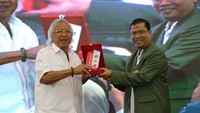 Sementara itu, penanggap orasi ilmiah M. Prakoso Aji, juga turut menekankan peran penting media dalam kehidupan negara demokrasi.