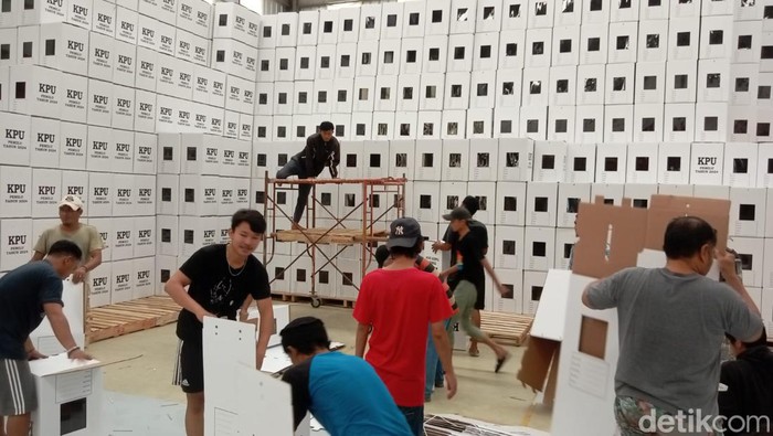 Pegawai KPU Palembang sedang merakit 12 ribu kotak suara untuk pemilu 2024.