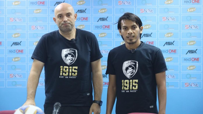 Pelatih PSM Makassar Bernardo Tavares dan pemainnya Rasyid Bakri dalam sesi prescon jelang melawan Sabah FC di AFC Cup 2023/2024.