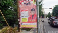 Baliho caleg juga ditemukan terpasang memenuhi pedestrian pertigaan Jalan Mayjen Sungkono.