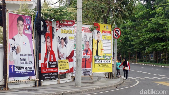 Pemasangan Baliho Caleg di Surabaya semarut. Pemasangan banyak ditemui diatas pedestrian,tiang JPU,tiang rambu-rambu lalu lintas dan ada juga yang di pohon, Kamis (14-12-2023).