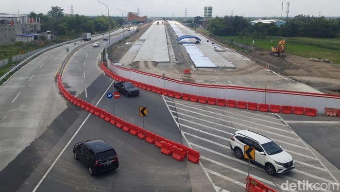 Pembangunan Jalan tol Solo – Jogja yang nyambung dari tol Trans Jawa di depan Gerbang Tol Colomadu.
