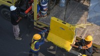 Sejumlah pekerja memasang beton pagar pembatas di lokasi proyek pembangunan jalur kereta ringan atau light rail transit (LRT) Jakarta Fase 1B Rute Velodrome-Manggarai di Jalan Pramuka, Jakarta, Rabu (13/12/2023). 