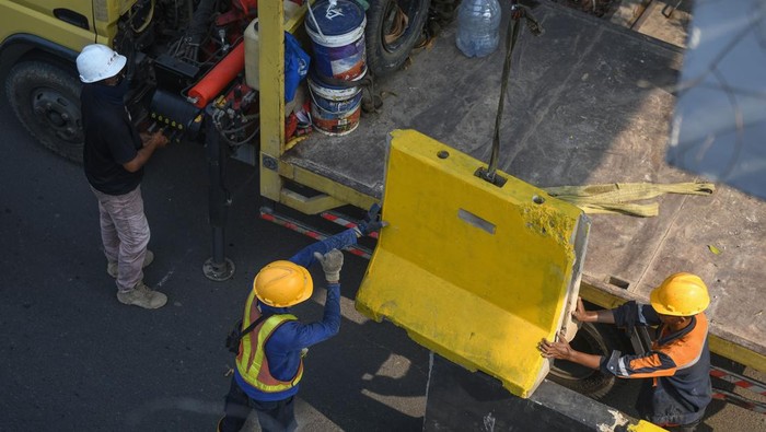 Pembangunan jalur LRT Jakarta Velodrome-Manggarai Suasana pembangunan jalur kereta ringan atau 'light rail transit' (LRT) Jakarta Fase 1B Rute Velodrome-Manggarai berlangsung di Jalan Pemuda, Rawamangun, Jakarta, Rabu (13/12/2023). Pembangunan jalur LRT Jakarta Fase 1B sepanjang 6,4 kilometer tersebut kini memasuki tahap pengeboran pondasi (bore pile) di titik P05 median Jalan Pemuda Rawamangun dan ditargetkan akan selesai pada 2026. ANTARA FOTO/Aditya Pradana Putra/rwa.