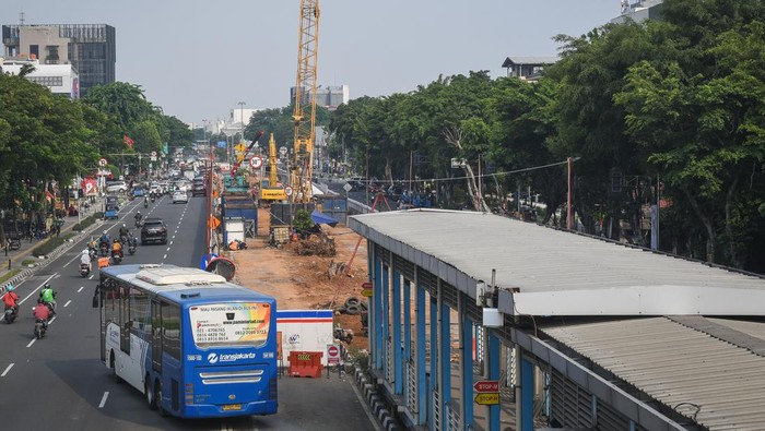 Pembangunan jalur LRT Jakarta Velodrome-Manggarai Suasana pembangunan jalur kereta ringan atau 'light rail transit' (LRT) Jakarta Fase 1B Rute Velodrome-Manggarai berlangsung di Jalan Pemuda, Rawamangun, Jakarta, Rabu (13/12/2023). Pembangunan jalur LRT Jakarta Fase 1B sepanjang 6,4 kilometer tersebut kini memasuki tahap pengeboran pondasi (bore pile) di titik P05 median Jalan Pemuda Rawamangun dan ditargetkan akan selesai pada 2026. ANTARA FOTO/Aditya Pradana Putra/rwa.