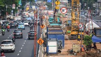 Suasana pembangunan jalur kereta ringan atau light rail transit (LRT) Jakarta Fase 1B Rute Velodrome-Manggarai berlangsung di Jalan Pemuda, Rawamangun, Jakarta, Rabu (13/12/2023).