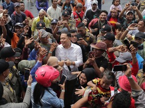 Walkot Surabaya Puji Gereja Mawar Sharon Bagikan Ribuan Paket Sembako
