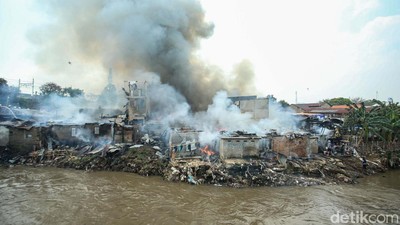 Permukiman Padat Pinggir Sungai Ciliwung Terbakar