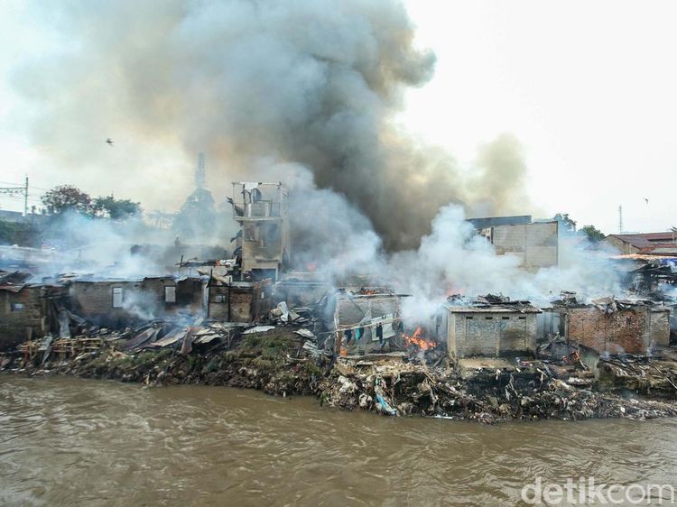 Permukiman Padat Pinggir Sungai Ciliwung Terbakar