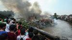 Permukiman Padat Pinggir Sungai Ciliwung Terbakar
