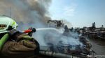 Permukiman Padat Pinggir Sungai Ciliwung Terbakar