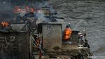Permukiman Padat Pinggir Sungai Ciliwung Terbakar