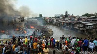 Kebakaran ini jadi tontonan warga.  
