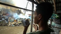 Tampak seorang warga turut berdoa supaya kebakaran segera padam.  