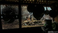 Tampak lokasi kebakaran terlihat dari dapur rumah warga.  