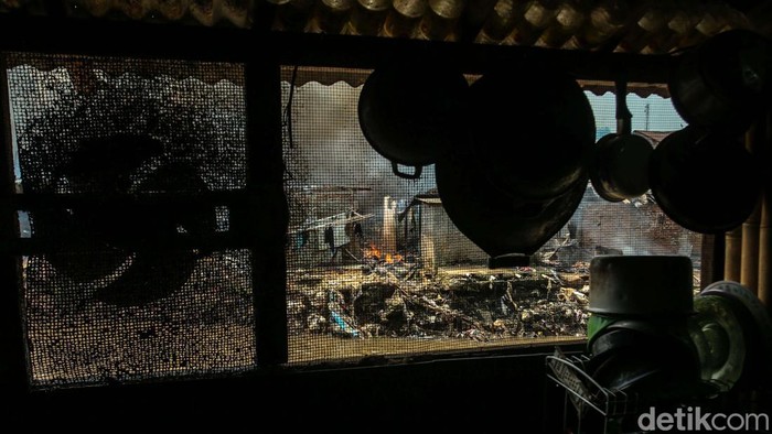 Pemukiman Padat Pinggir Sungai Ciliwung Terbakar Kebakaran terjadi di pemukiman padat penduduk di kawasan Manggarai, Kamis (14/12/2023). Api menghanguskan sejumlah rumah.
