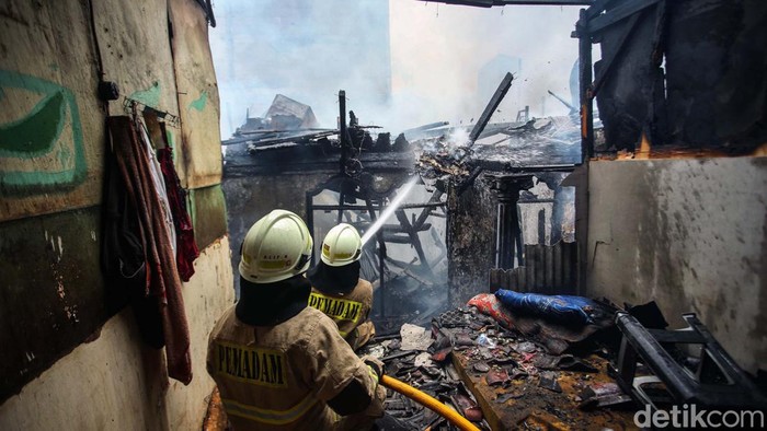 Kebakaran terjadi di pemukiman padat penduduk di kawasan Manggarai, Kamis (14/12/2023). Api menghanguskan sejumlah rumah.