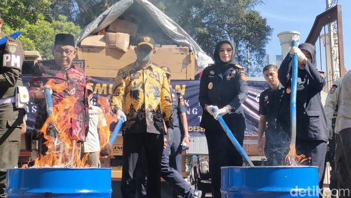 Pemusnahan rokok dan minuman keras ilegal.